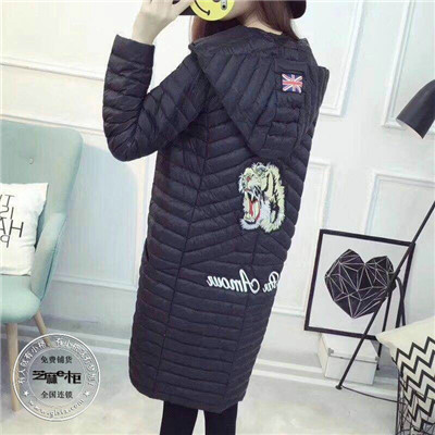 主要服务20-45岁女性,让女人实现自然 芝麻e柜折扣店女装