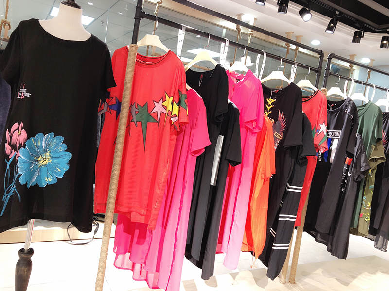 广州哪有火女孩品牌折扣女装尾货货源批发?