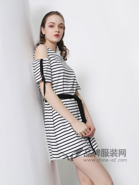欧玥女装2018夏季时尚条纹露肩系带连衣裙
