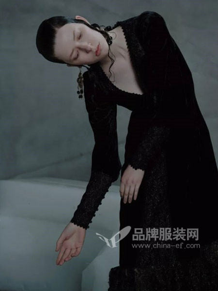 班晓雪女装2018春夏气质深V蕾丝连衣裙