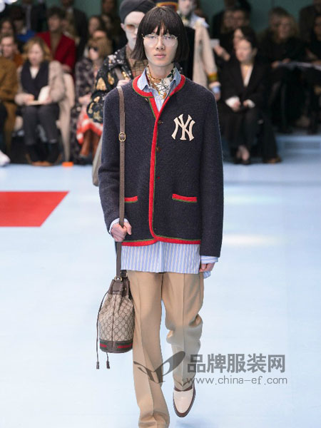 古驰(Gucci)女装2018春夏重磅粗花呢纽扣开衫外套