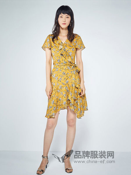 ETAM女装2018春夏新款女V领印花七分袖衬衫