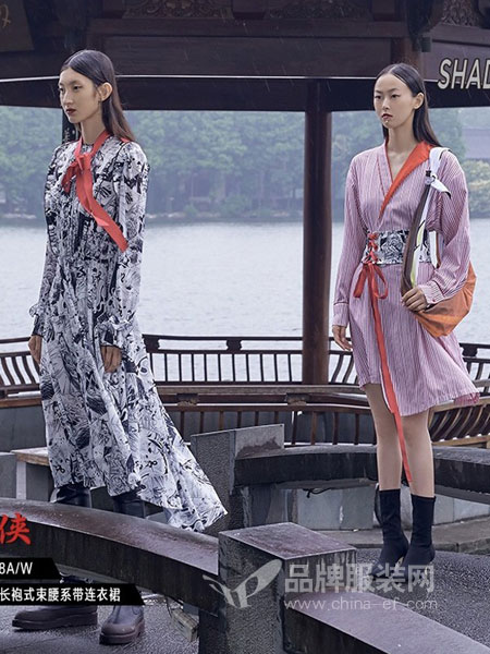 密扇女装2018春夏印花不规则裙摆撞色系带连衣裙