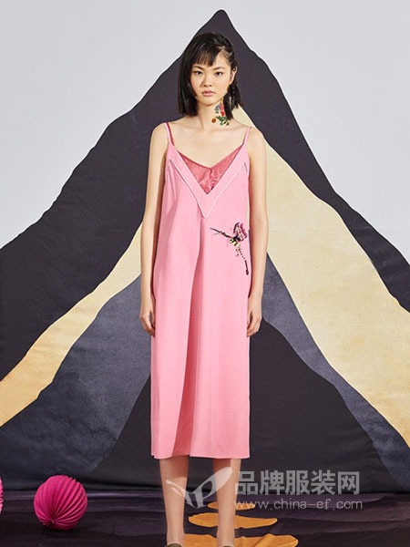 密扇女装2018春夏假两件粉色宽松刺绣吊带连衣裙