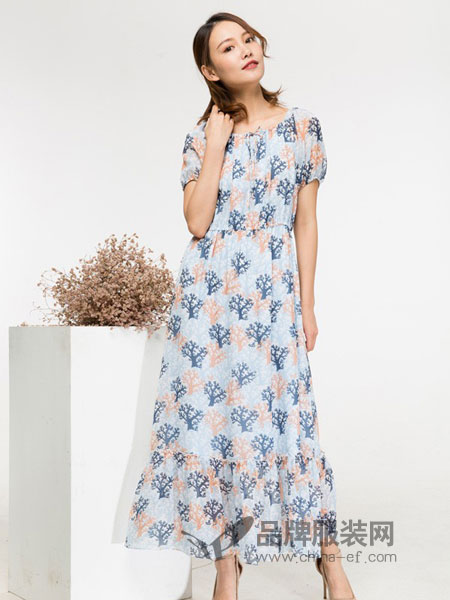 Aline阿莱女装2018春夏新款时尚一字领印花长裙 波西米亚风荷叶边裙