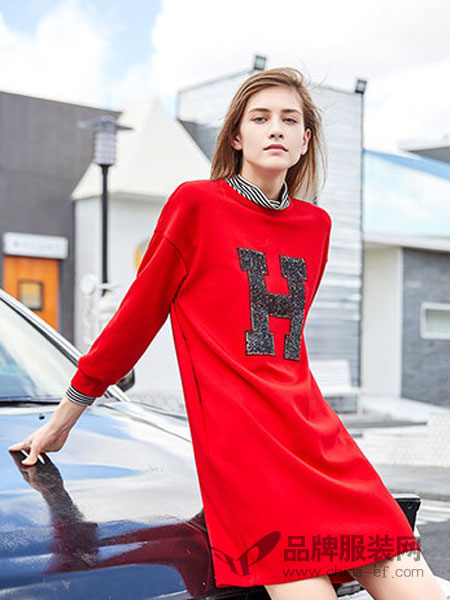 迪思兰柏女装2018秋季半高领字母红色中长款T恤