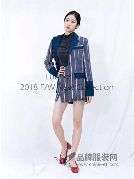 Lutino Luxe女装2018秋冬新款 拼色条纹翻领外套短裙套装