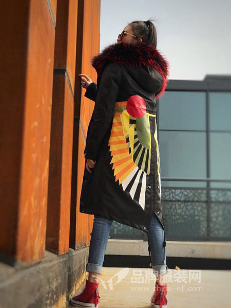 莱尔维思女装品牌2018秋冬翅膀印花连帽派克大衣外套 厚款外套