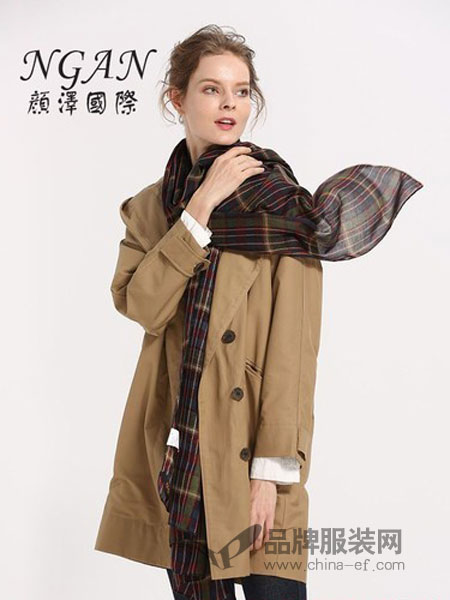 颜泽NGAN女装品牌2018冬季风衣带帽经典个性卡其外套