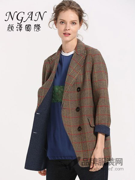 颜泽NGAN女装品牌2018冬季红格纹经典款双排扣翻领羊毛外套