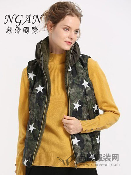 颜泽NGAN女装品牌2018冬季迷彩绿提花星星开叉拉链短棉马甲