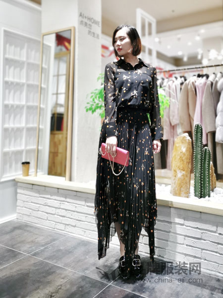 埃迪拉女装品牌2019春夏印花雪纺色吊带连衣裙两件套