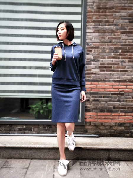 埃迪拉女装品牌2019春夏新款韩版显瘦连帽长袖时尚两件套半身裙休闲