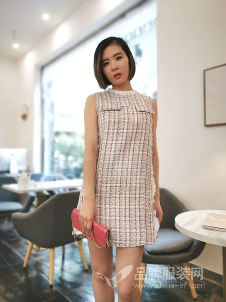 埃迪拉女装品牌2019春夏粉色格子连衣裙