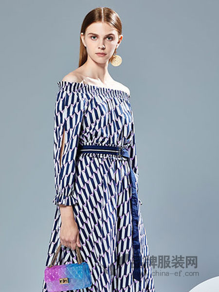 澳莉丝女装品牌2019春季一字领露肩长袖收袖拼接气质印花连衣裙