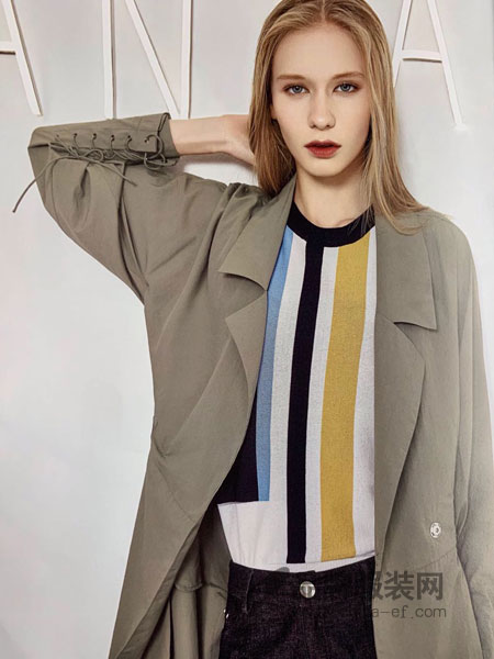 点占女装品牌2019春季高领撞色条纹拉链款针织衫