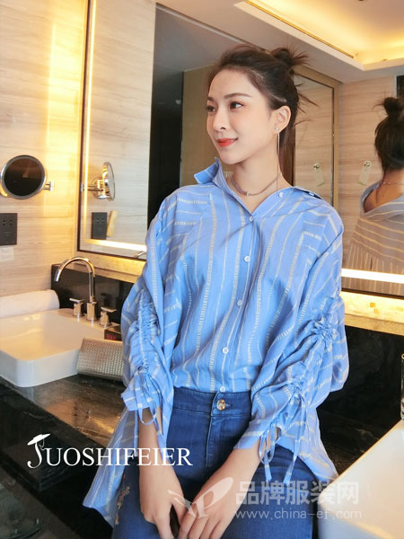 索诗妃儿SUOSHIFEIER女装品牌2019春季喇叭袖上衣宽松长袖蓝色条纹衬衫