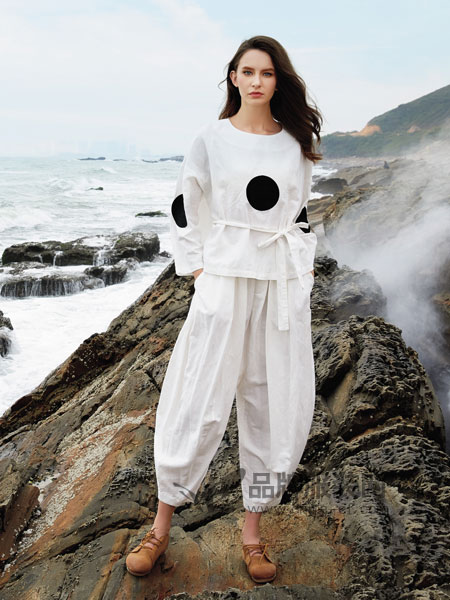 娅尼蒂凘女装品牌2019春季圆领圆点纯色套装