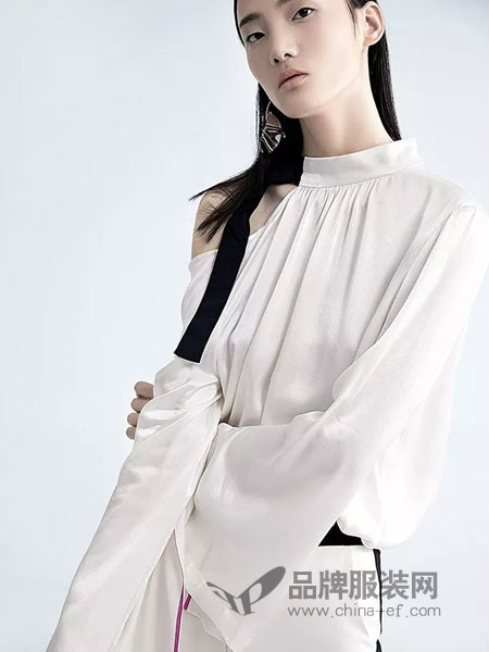 欧引女装品牌2019春季白色拉链式领针织高腰长袖上衣