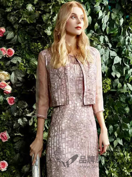 尚约女装品牌2019春季新款卡其色花卉图案钉珠点缀修身外套