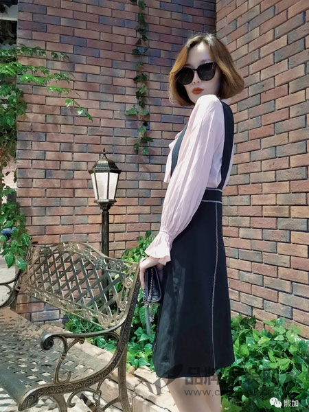 熙+女装品牌2019春季新款潮心机裙子设计感黑色吊带连衣裙