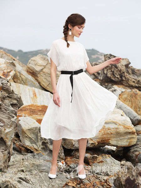 布伦圣丝女装品牌2019春季新款白色收腰连衣裙