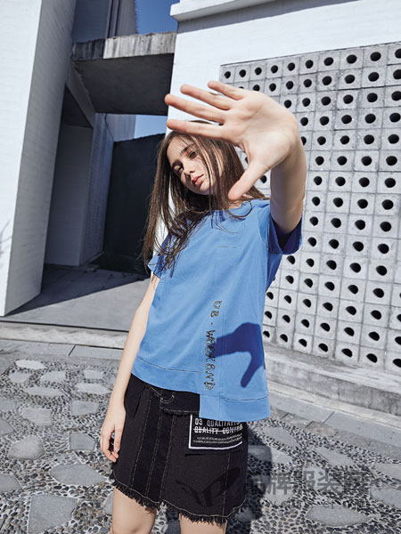 娅铂·周末女装品牌2019春季韩版新款百搭宽松纯色上衣