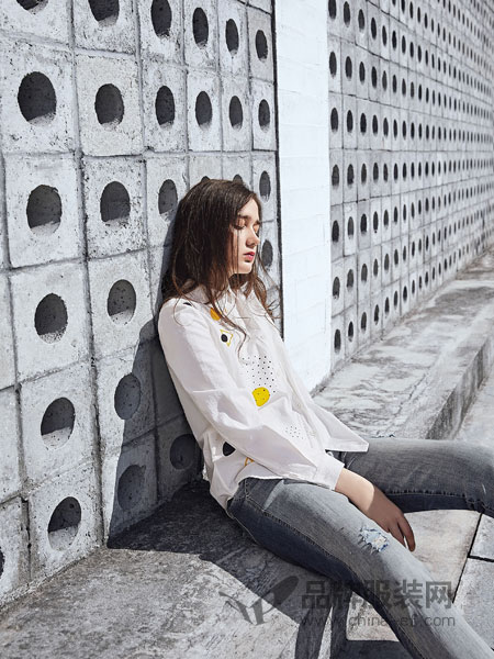 娅铂·周末女装品牌2019春季纯手工钉珠装饰白色简约长袖衬衫