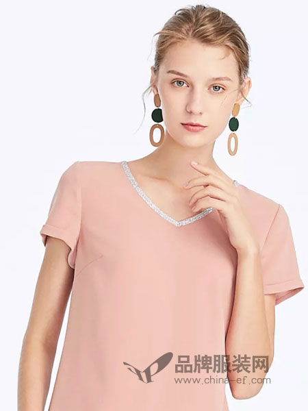 菲妮迪女装品牌2019春季新款短袖显瘦体恤上衣
