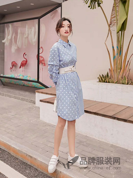 M+女装品牌2019春夏蓝色波点印花短裙荷叶边V领裹身裙一片式