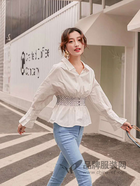 M+女装品牌2019春夏娃娃领松紧腰珍珠扣喇叭袖衬衫