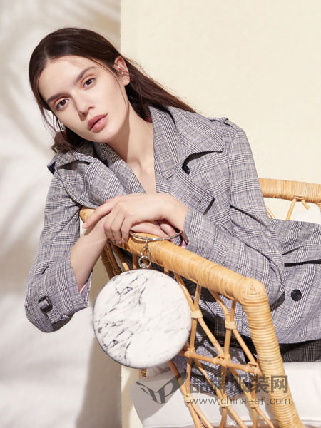伊布都ibudu女装品牌2019春季修身显瘦双排扣长袖风衣女装外套韩版