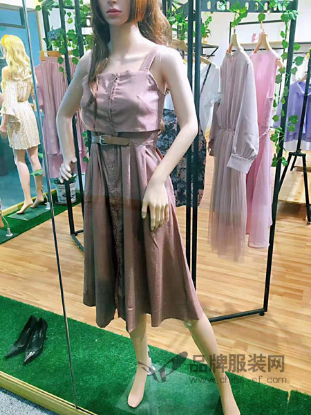 摩兰度女装品牌2019春夏小性感露背方领假两件背带无袖纽扣连衣裙