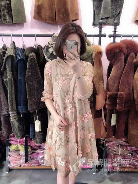 朵拉薇拉女装品牌2019春季新款网纱刺绣立体小花朵连衣裙