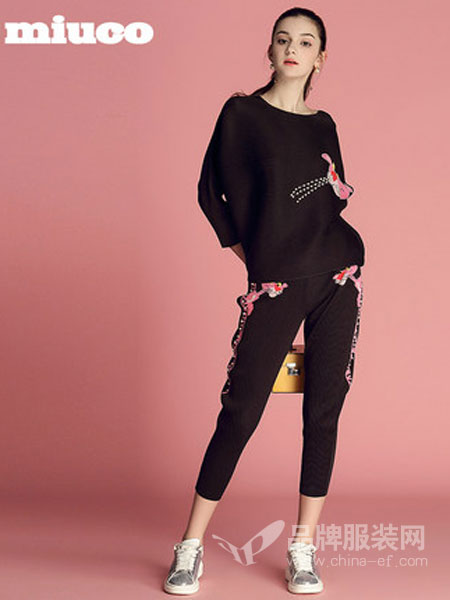 缪可 - MIUCO女装品牌2019春夏新款减龄卡通印花蝙蝠袖上衣+休闲萝卜裤时尚套装