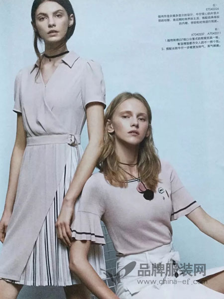 阿莱贝琳女装品牌2019春夏短款喇叭袖上衣七分袖打底衫潮