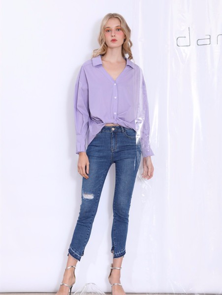 丹比奴女装品牌2019春季香芋紫V领衬衫不规则破洞牛仔裤