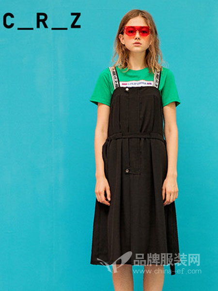 CRZ潮牌女装品牌2019春夏新款个性时尚肩带字母图案气质简约吊带连衣裙