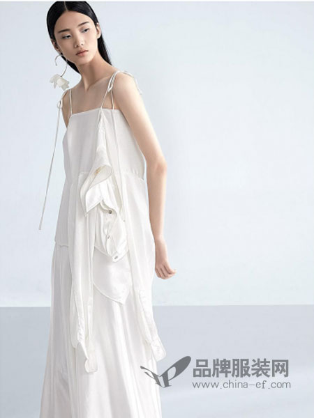 艾利欧女装品牌2019春夏新款韩版时尚纯色修身显瘦吊带中长裙