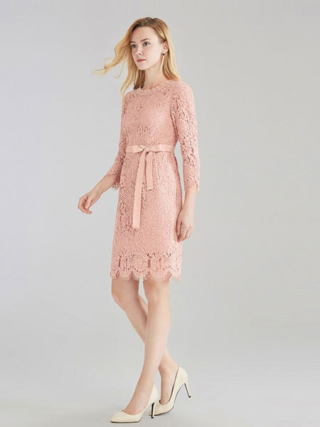 奥菲曼女装品牌2019春夏新款镂空蕾丝中腰修身连衣裙七分袖粉色一步裙