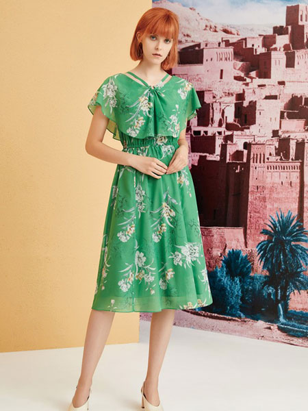 红凯贝尔女装品牌2019春夏荷叶边印花高腰中袖修身绿色连衣裙