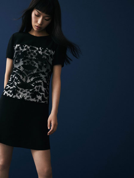 夏帕瑞丽女装品牌2019春夏新款印花圆领裙装 短袖T恤式黑色宽松连衣裙