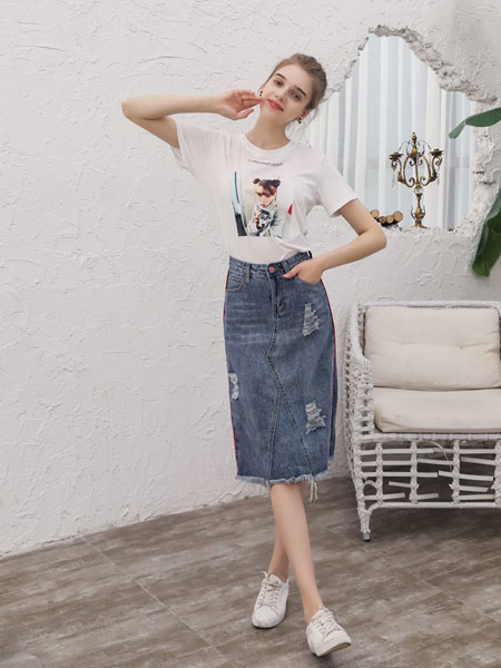 艾诺绮女装品牌2019春夏字母印花圆领短袖纯棉T恤衫