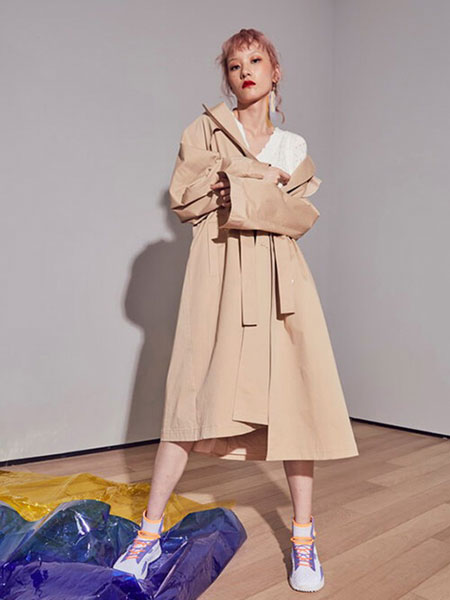 贝尔尼尼女装品牌2019春夏新品中长款系带收腰风衣