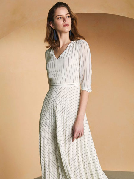Sarar女装品牌2019春夏新款白色V领连衣裙不规则条纹裙子