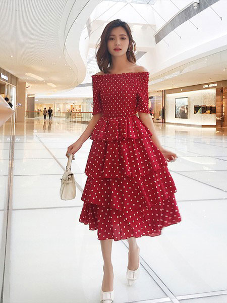 慕街女装品牌2019春夏新款网红连衣裙一字肩波点显瘦蛋糕裙