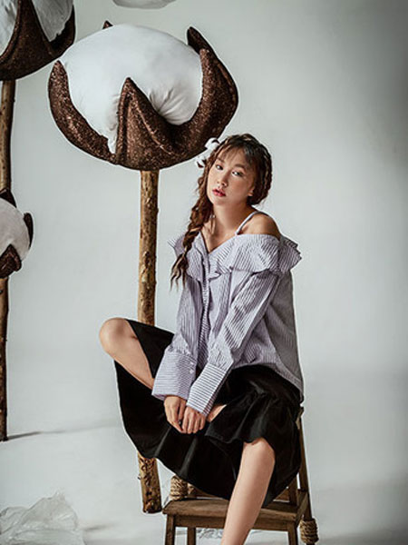 伊可爱女装品牌2019春季新款荷叶边露肩衬衫