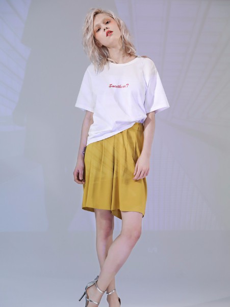 丹比奴女装品牌2019夏季纯白Slogan圆领T恤明黄微褶宽松短裤