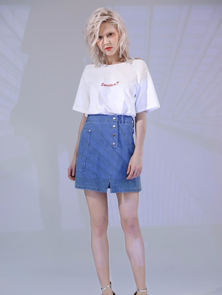 丹比奴女装品牌2019夏季纯白Slogan圆领T恤条纹丹宁开口半裙