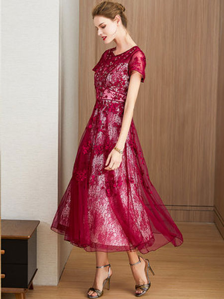 萨拉迪恩女装品牌2019春夏新款酒红色精美刺绣镶钻蕾丝长裙